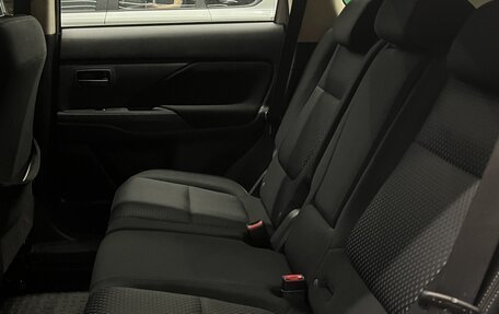 Mitsubishi Outlander III рестайлинг 3, 2017 год, 1 700 000 рублей, 12 фотография