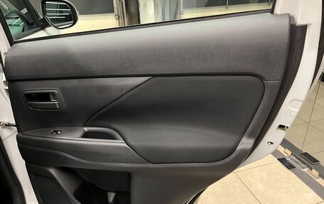 Mitsubishi Outlander III рестайлинг 3, 2017 год, 1 700 000 рублей, 14 фотография