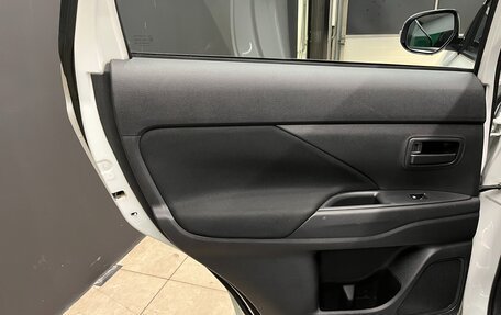 Mitsubishi Outlander III рестайлинг 3, 2017 год, 1 700 000 рублей, 10 фотография