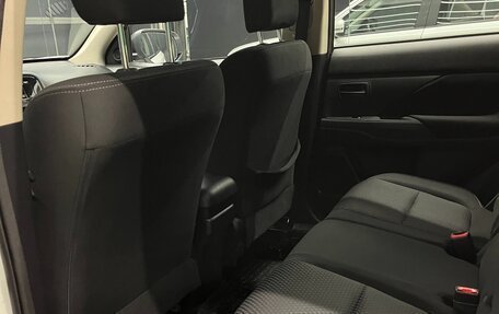 Mitsubishi Outlander III рестайлинг 3, 2017 год, 1 700 000 рублей, 11 фотография