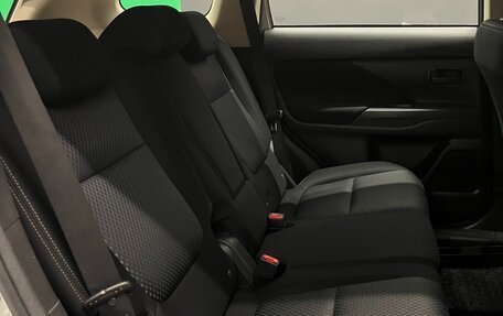 Mitsubishi Outlander III рестайлинг 3, 2017 год, 1 700 000 рублей, 16 фотография