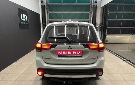 Mitsubishi Outlander III рестайлинг 3, 2017 год, 1 700 000 рублей, 5 фотография