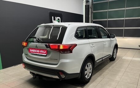 Mitsubishi Outlander III рестайлинг 3, 2017 год, 1 700 000 рублей, 6 фотография