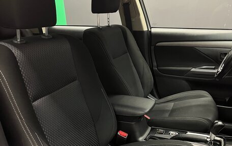 Mitsubishi Outlander III рестайлинг 3, 2017 год, 1 700 000 рублей, 19 фотография