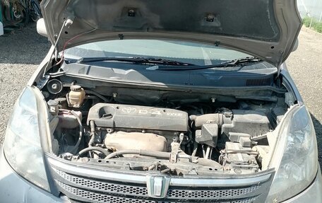 Toyota ISis I, 2006 год, 700 000 рублей, 3 фотография