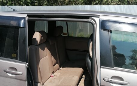 Toyota ISis I, 2006 год, 700 000 рублей, 10 фотография