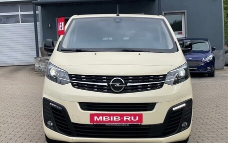 Opel Zafira Life I, 2022 год, 3 950 000 рублей, 2 фотография