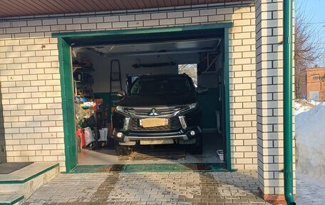 Mitsubishi Pajero Sport III рестайлинг, 2017 год, 2 950 000 рублей, 1 фотография