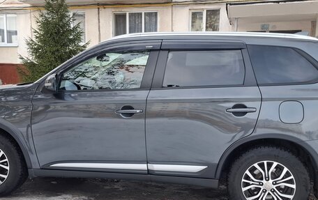 Mitsubishi Outlander III рестайлинг 3, 2016 год, 1 870 000 рублей, 2 фотография