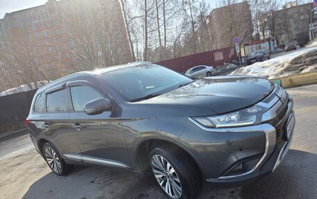 Mitsubishi Outlander III рестайлинг 3, 2019 год, 2 150 000 рублей, 4 фотография