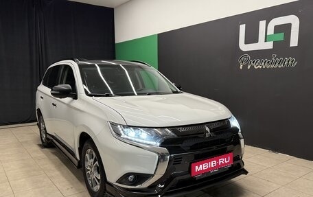 Mitsubishi Outlander III рестайлинг 3, 2022 год, 2 500 000 рублей, 1 фотография