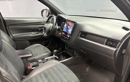 Mitsubishi Outlander III рестайлинг 3, 2020 год, 2 450 000 рублей, 9 фотография