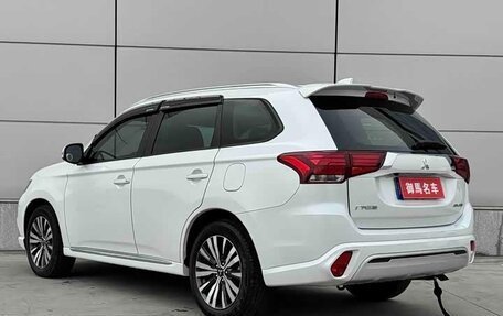 Mitsubishi Outlander III рестайлинг 3, 2022 год, 2 180 000 рублей, 5 фотография