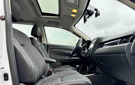 Mitsubishi Outlander III рестайлинг 3, 2022 год, 2 180 000 рублей, 12 фотография