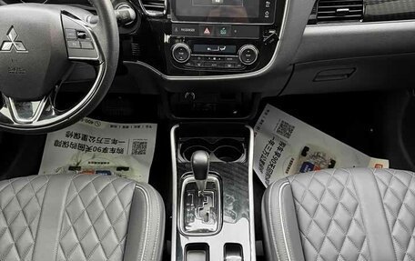 Mitsubishi Outlander III рестайлинг 3, 2022 год, 2 180 000 рублей, 7 фотография