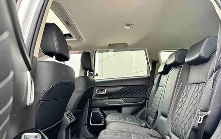 Mitsubishi Outlander III рестайлинг 3, 2022 год, 2 180 000 рублей, 13 фотография