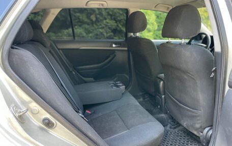 Toyota Avensis III рестайлинг, 2004 год, 620 000 рублей, 26 фотография