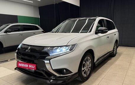 Mitsubishi Outlander III рестайлинг 3, 2022 год, 2 500 000 рублей, 3 фотография