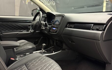 Mitsubishi Outlander III рестайлинг 3, 2022 год, 2 500 000 рублей, 11 фотография