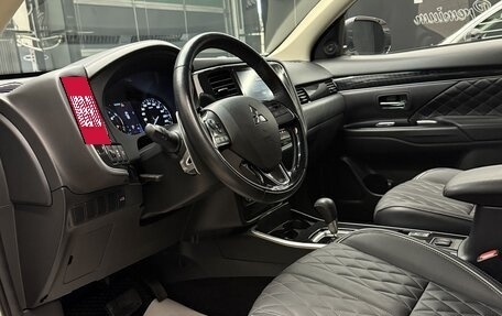 Mitsubishi Outlander III рестайлинг 3, 2022 год, 2 500 000 рублей, 15 фотография