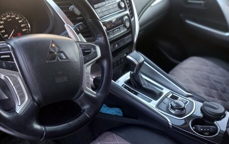 Mitsubishi Pajero Sport III рестайлинг, 2018 год, 3 400 000 рублей, 6 фотография