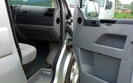 Volkswagen Caravelle T5, 2004 год, 1 800 000 рублей, 2 фотография