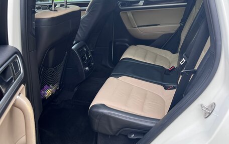 Volkswagen Touareg III, 2011 год, 1 600 000 рублей, 13 фотография