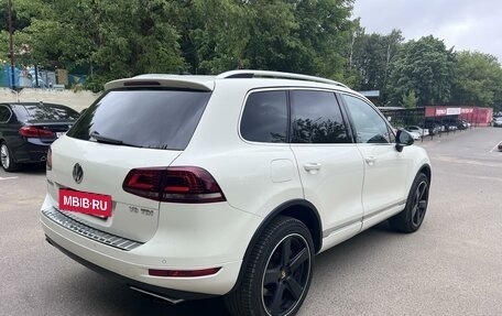 Volkswagen Touareg III, 2011 год, 1 600 000 рублей, 2 фотография