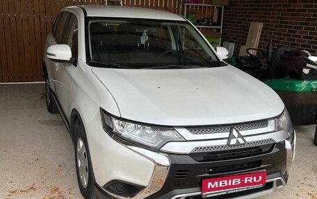 Mitsubishi Outlander III рестайлинг 3, 2019 год, 1 650 000 рублей, 1 фотография