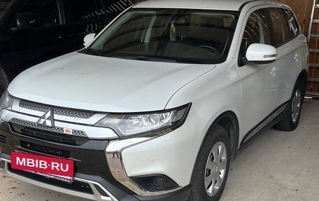 Mitsubishi Outlander III рестайлинг 3, 2019 год, 1 650 000 рублей, 2 фотография