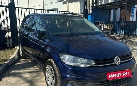 Volkswagen Touran III, 2017 год, 1 650 000 рублей, 2 фотография