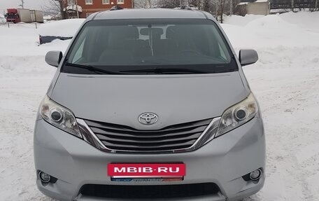 Toyota Sienna III, 2015 год, 3 200 000 рублей, 2 фотография