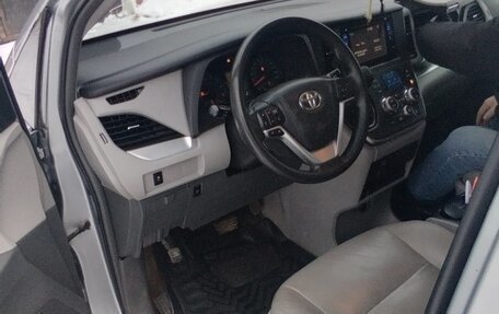 Toyota Sienna III, 2015 год, 3 200 000 рублей, 10 фотография