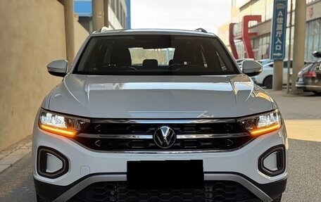 Volkswagen T-Roc I, 2023 год, 2 250 000 рублей, 2 фотография