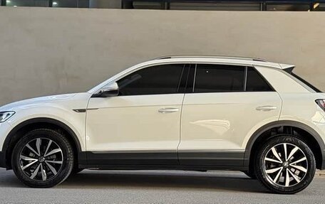 Volkswagen T-Roc I, 2023 год, 2 250 000 рублей, 5 фотография