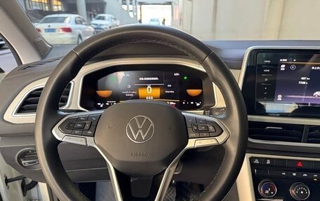 Volkswagen T-Roc I, 2023 год, 2 250 000 рублей, 6 фотография