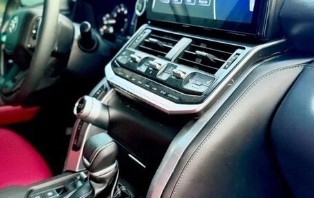 Toyota Land Cruiser 200, 2018 год, 9 750 000 рублей, 6 фотография