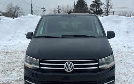 Volkswagen Caravelle T6 рестайлинг, 2017 год, 2 400 000 рублей, 1 фотография