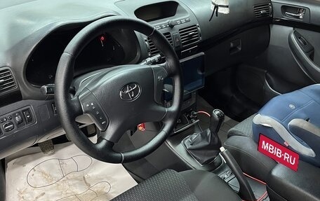 Toyota Avensis III рестайлинг, 2005 год, 1 300 000 рублей, 24 фотография