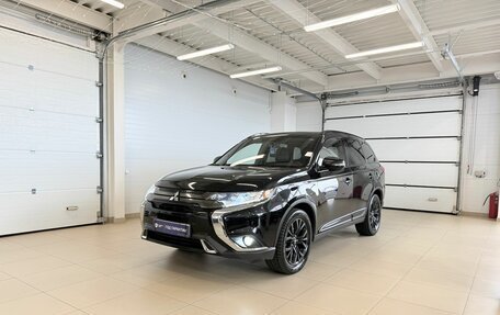Mitsubishi Outlander III рестайлинг 3, 2018 год, 2 449 900 рублей, 2 фотография