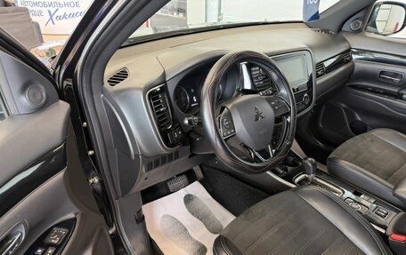 Mitsubishi Outlander III рестайлинг 3, 2018 год, 2 449 900 рублей, 10 фотография