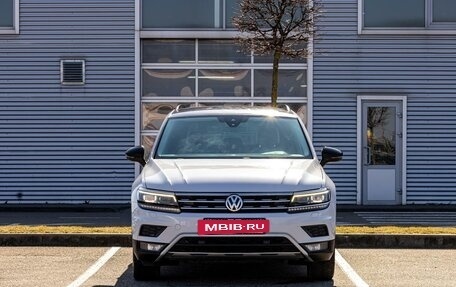 Volkswagen Tiguan II, 2018 год, 2 395 000 рублей, 2 фотография