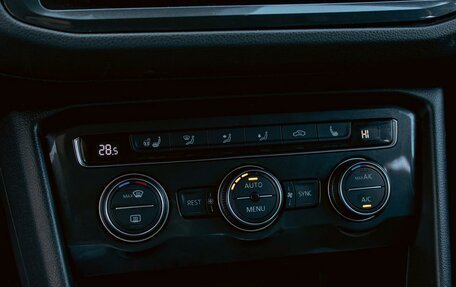 Volkswagen Tiguan II, 2018 год, 2 395 000 рублей, 15 фотография