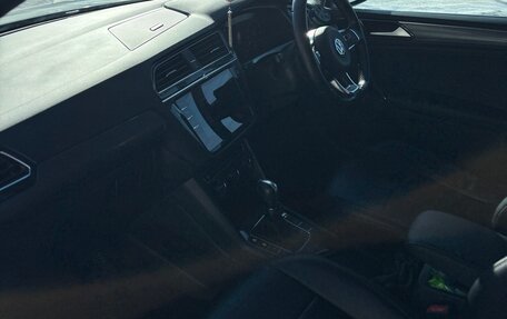 Volkswagen Tiguan II, 2018 год, 2 250 000 рублей, 2 фотография