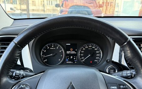 Mitsubishi Outlander III рестайлинг 3, 2017 год, 2 200 000 рублей, 14 фотография