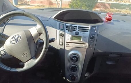 Toyota Yaris III рестайлинг, 2008 год, 600 000 рублей, 5 фотография