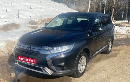 Mitsubishi Outlander III рестайлинг 3, 2019 год, 1 900 000 рублей, 1 фотография
