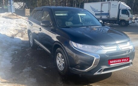 Mitsubishi Outlander III рестайлинг 3, 2019 год, 1 900 000 рублей, 2 фотография