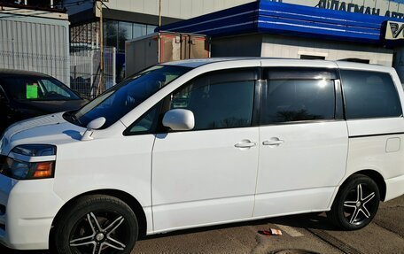 Toyota Voxy II, 2007 год, 1 150 000 рублей, 9 фотография