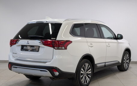 Mitsubishi Outlander III рестайлинг 3, 2021 год, 2 590 000 рублей, 6 фотография